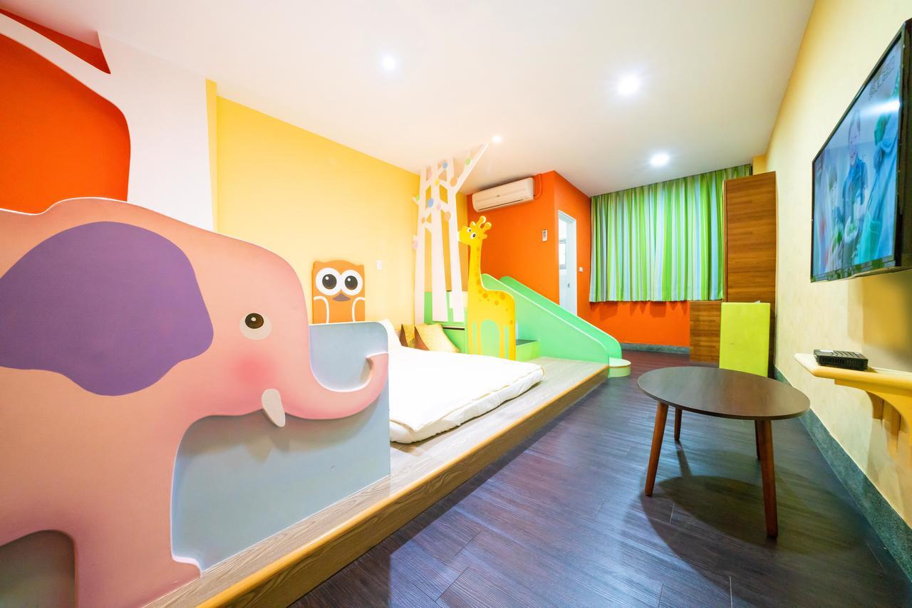 Fairytale House Bed & Breakfast ไถหนาน ภายนอก รูปภาพ