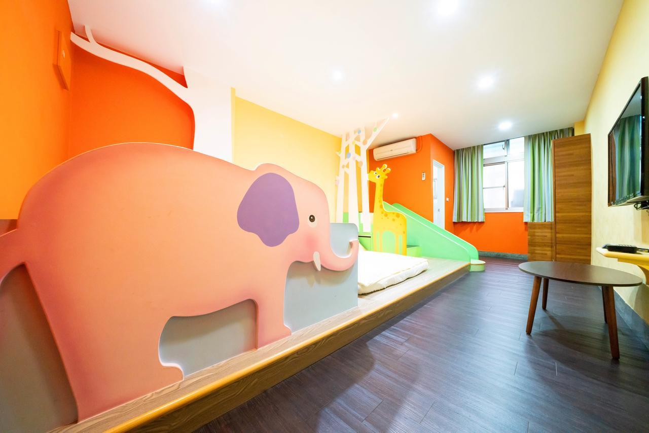 Fairytale House Bed & Breakfast ไถหนาน ภายนอก รูปภาพ